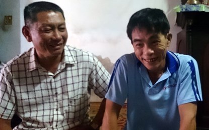 'Nguoi chet' song lai giua dam tang hinh anh