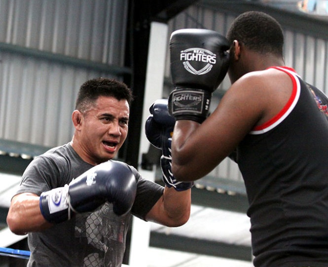 Lê Cung (trái) luyện võ ở một trung tâm TDTT tại TP.HCM hồi tháng 1/2015.