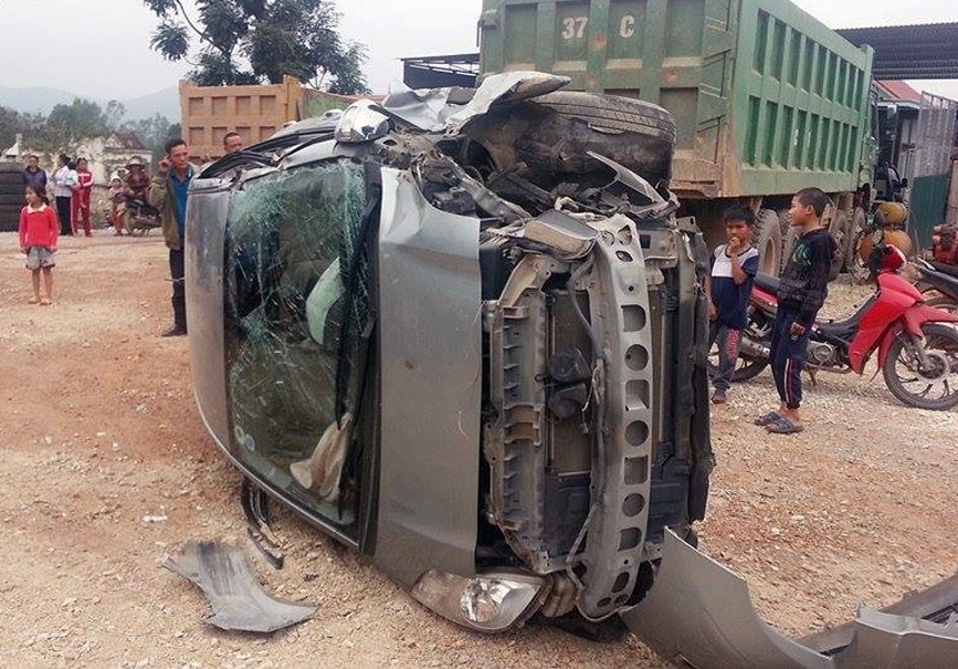 Dap cua kinh giai cuu hai nguoi trong oto 7 cho lat ngang hinh anh