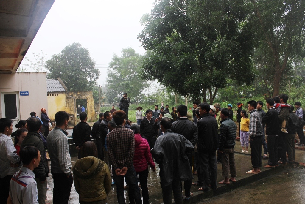 Hàng chục người thân của sản phụ Vân vây bệnh viện vào sáng 9/3 yêu cầu làm rõ cái chết của sản phụ này.