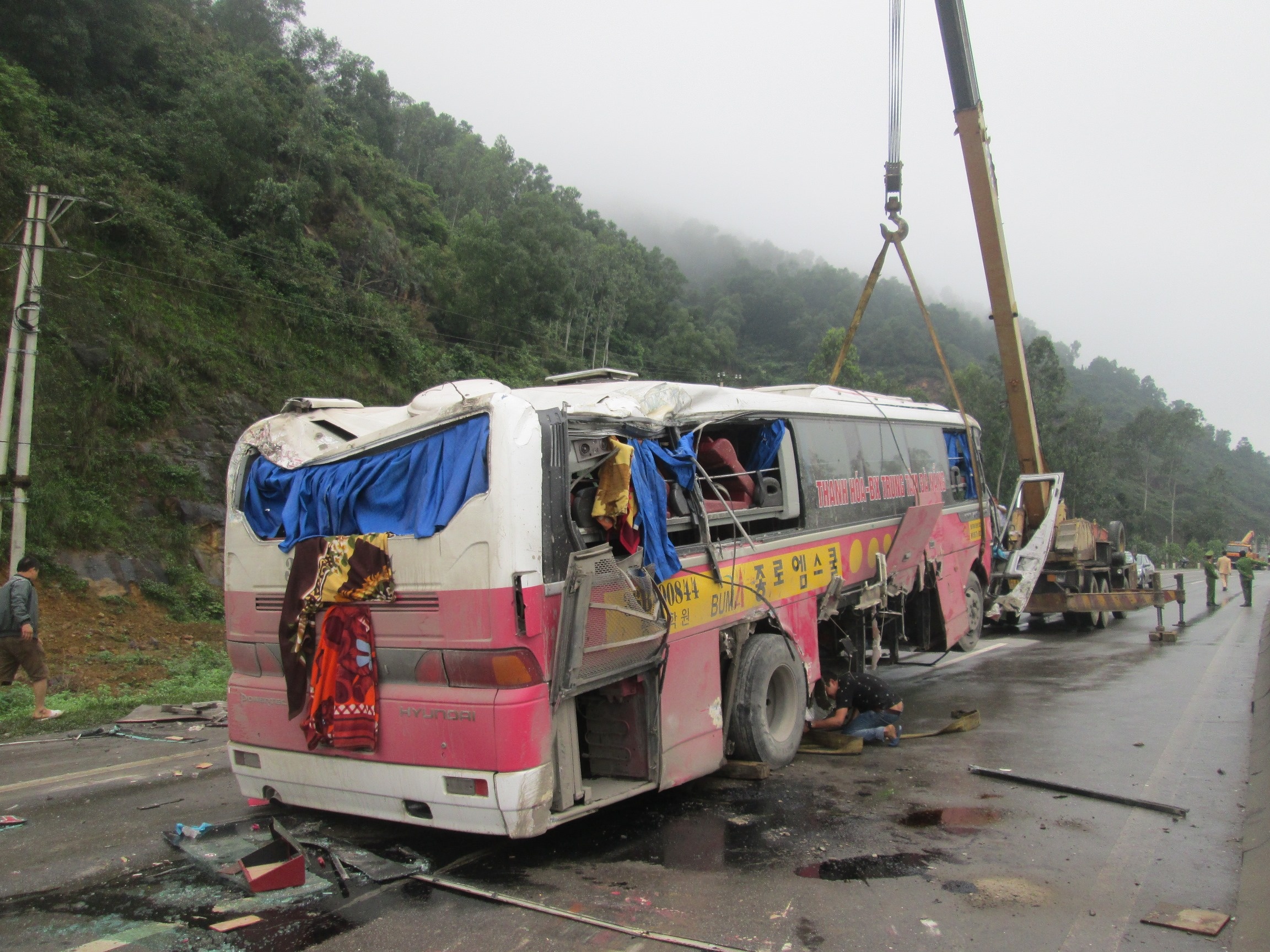 Chiếc xe khách hư hỏng nặng sau khi xảy ra tai nạn.