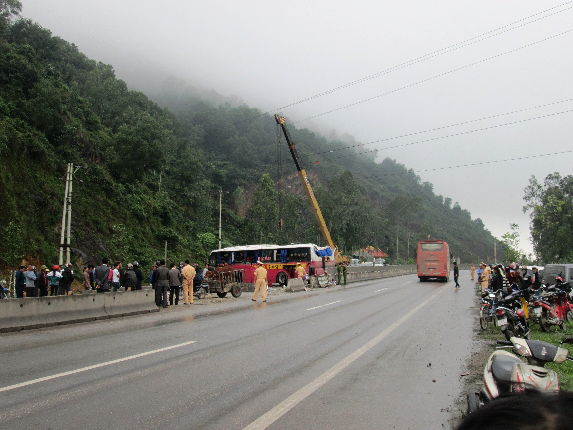 Nhận được tin báo, lực lượng CSGT địa phương đã có mặt để xử lý hiện trường và phân luồng giao thông.