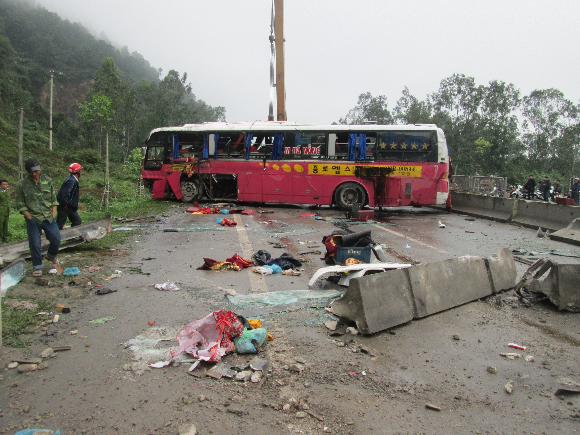 Vụ tai nạn làm 2 người gồm tài xế và một hành khách trên xe bị thương nặng được đưa vào bệnh viện ở Nghệ An cấp cứu. 