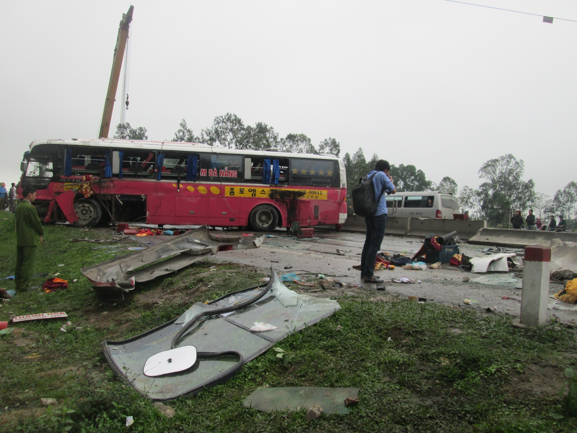 Kính chắn gió phía trước xe cùng nhiều cửa kính hai bên xe bị vỡ nát hoàn toàn, văng tung tóe trên mặt đường, máu nạn nhân dính vào tấm kính. 
