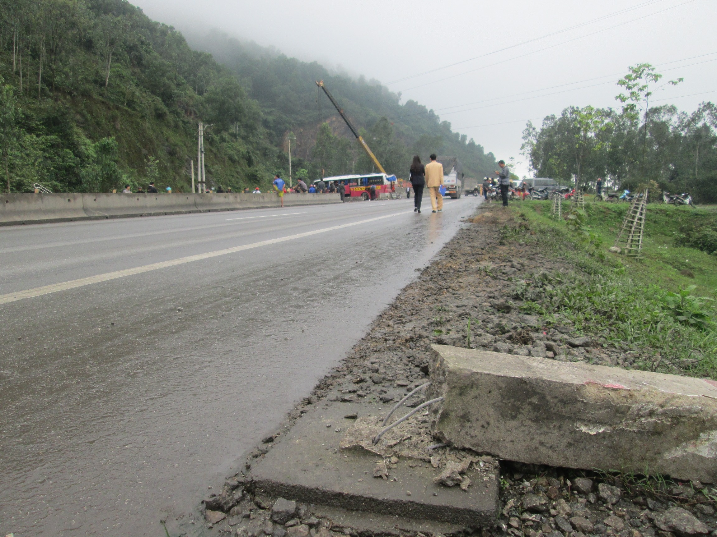 Chiếc xe tiếp tục chạy, cày nát thêm 5 cọc tiêu nữa. Lúc này, tài xế nhanh chóng đánh lái sang trái để tránh xe lao xuống vực. Do chạy với tốc độ cao nên xe tiếp tục cày hỏng 10m giải phân cách giữa đường trước khi lật ngang sang làn đường ngược chiều.