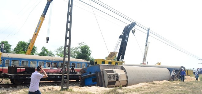 Tau Thong Nhat lai suyt dam xe tai mac ket tren duong ray hinh anh