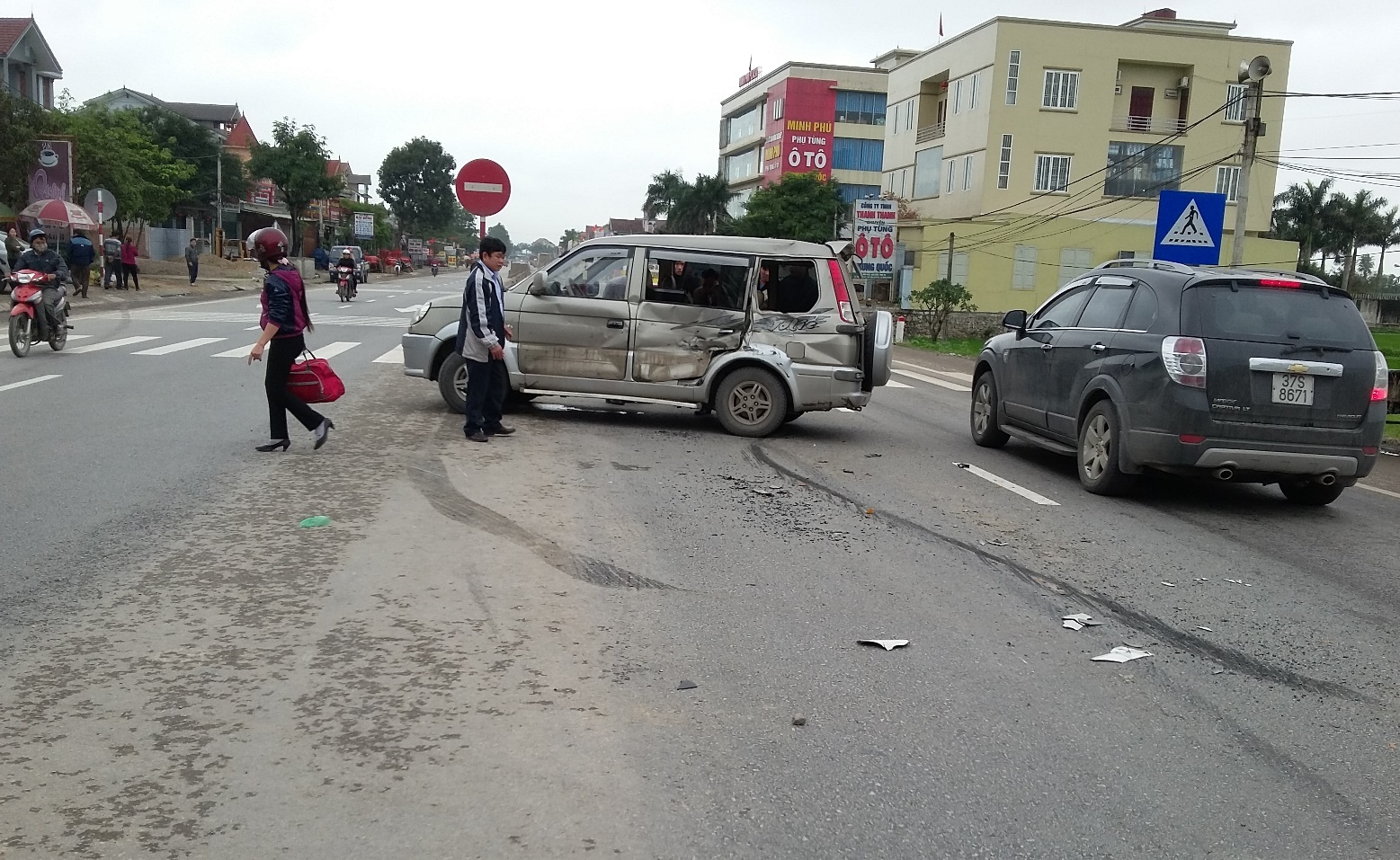 Xe ôtô 7 chỗ bị đẩy đi khoảng 15m mới dừng lại, Bảy người ngồi trên xe may mắn chỉ bị xây xát nhẹ.