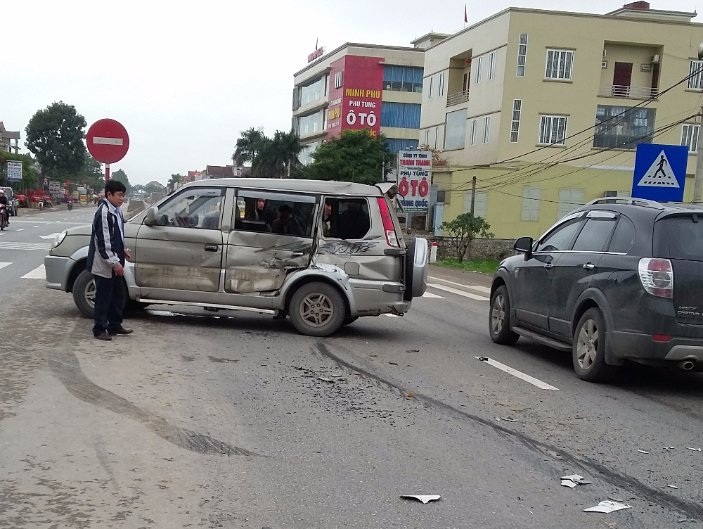 Xe tai dam oto 7 cho, nhieu nguoi thoat chet hinh anh