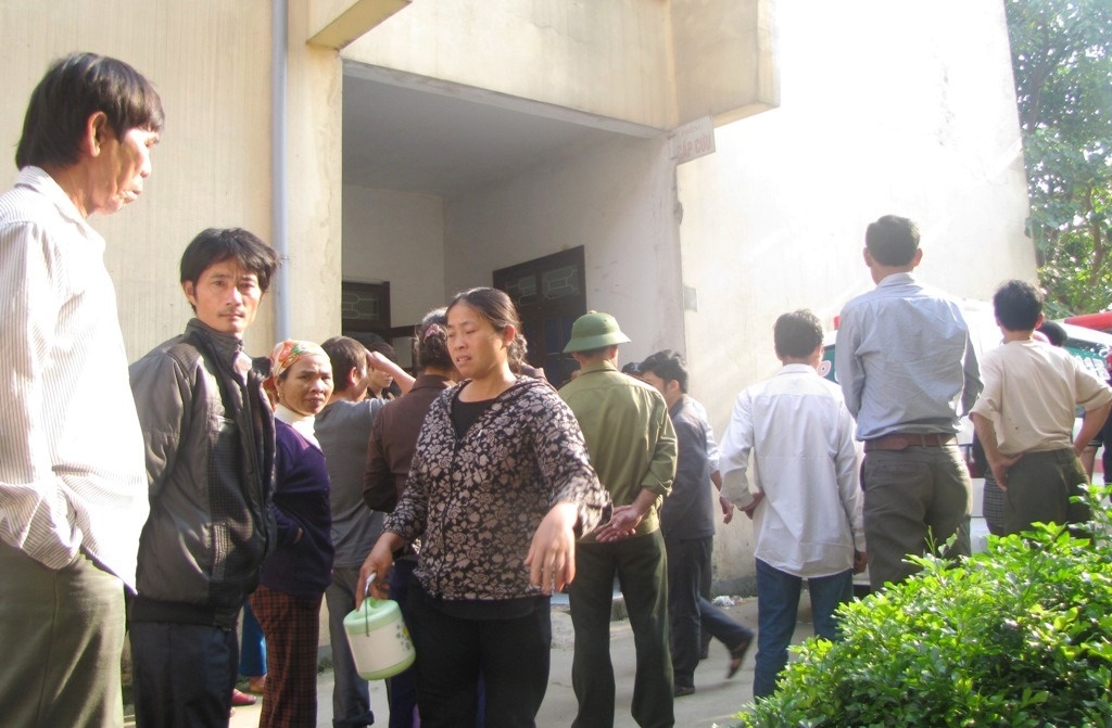 Nguoi dan ong tu vong sau khi truyen dich hinh anh