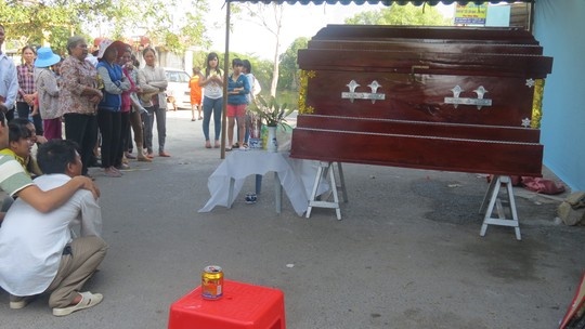 Vuong luoi roi xuong bien, vo chet truoc mat chong hinh anh