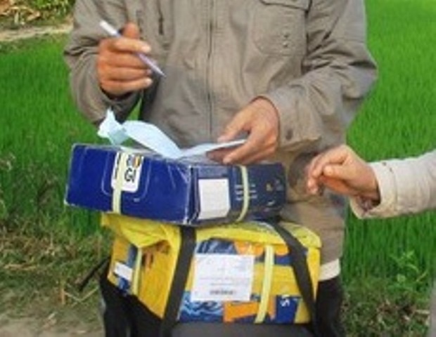 Tom ten trom khi mang Galaxy Note 4 di ban hinh anh