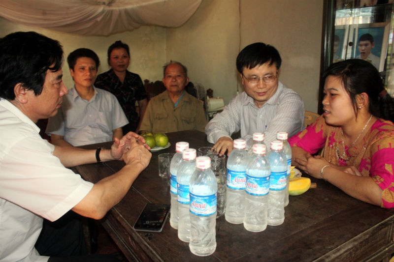 Ông Long cùng đoàn công tác về thăm mẹ con bà Ninh. Ảnh Vietnamnet