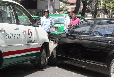 Hiện trường vụ va chạm giữa siêu xe và taxi giữa trung tâm thành phố.