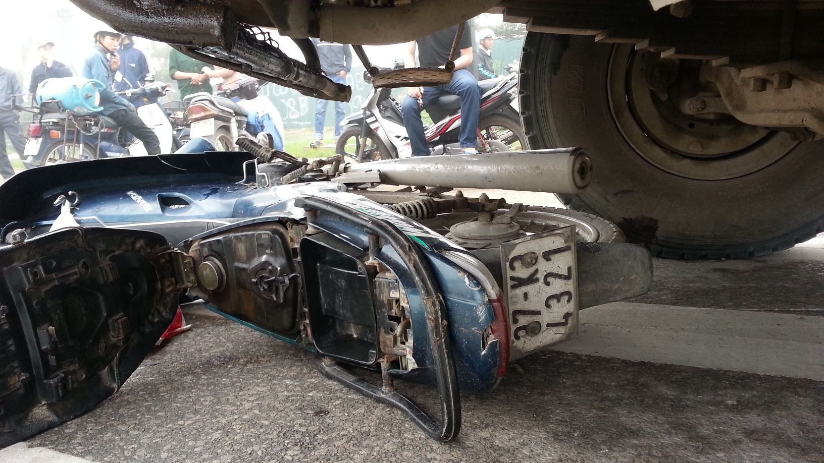 Thieu phu bi xe tai can qua nguoi tu vong hinh anh