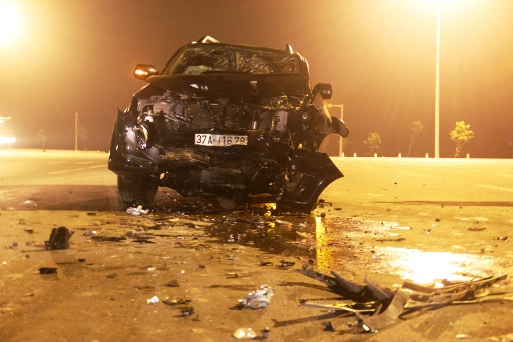 Sau cú đâm đối đầu, 9 người bị thương, hai xe đều hư hỏng nặng. Đặc biệt là Fortuner 7 chỗ bị biến dạng.