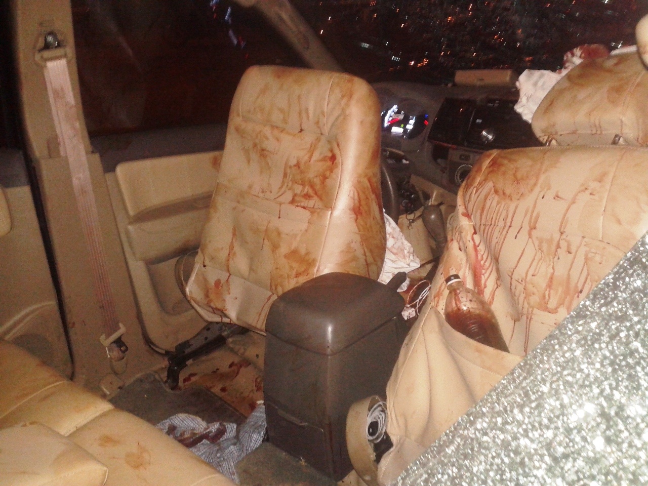 Bên trong Fortuner 7 chỗ ghế bị dồn vế phía trước, máu bám đầy trên các ghế.