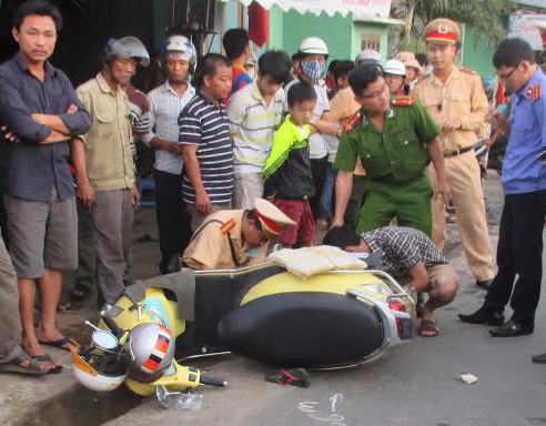 Va cham voi xe tai, co gai 22 tuoi tu vong hinh anh