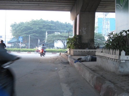 Người nghiện sau khi phê thuốc nằm vật vờ tại ngã tư Bình Phước (phường Hiệp Bình Phước, quận Thủ Đức).