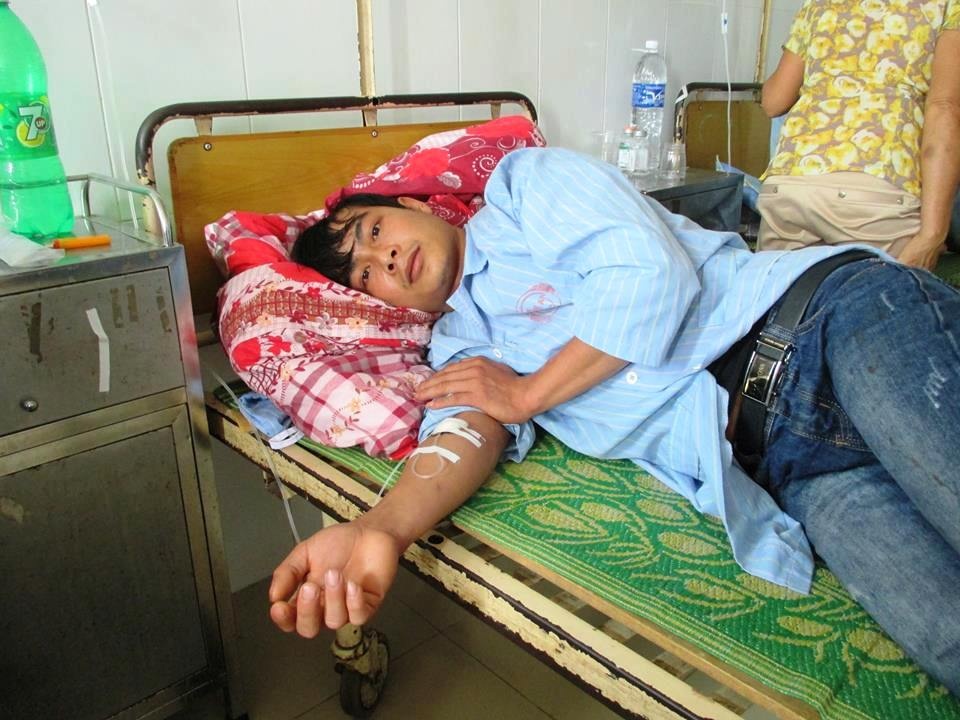 Anh Thuận khi đang nằm điều trị tại Bệnh viện đa khoa Nghệ An.