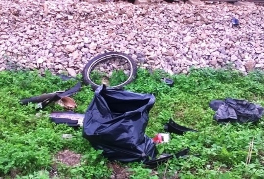 Chiếc xe biến dạng sau khi bị tàu hỏa cán qua