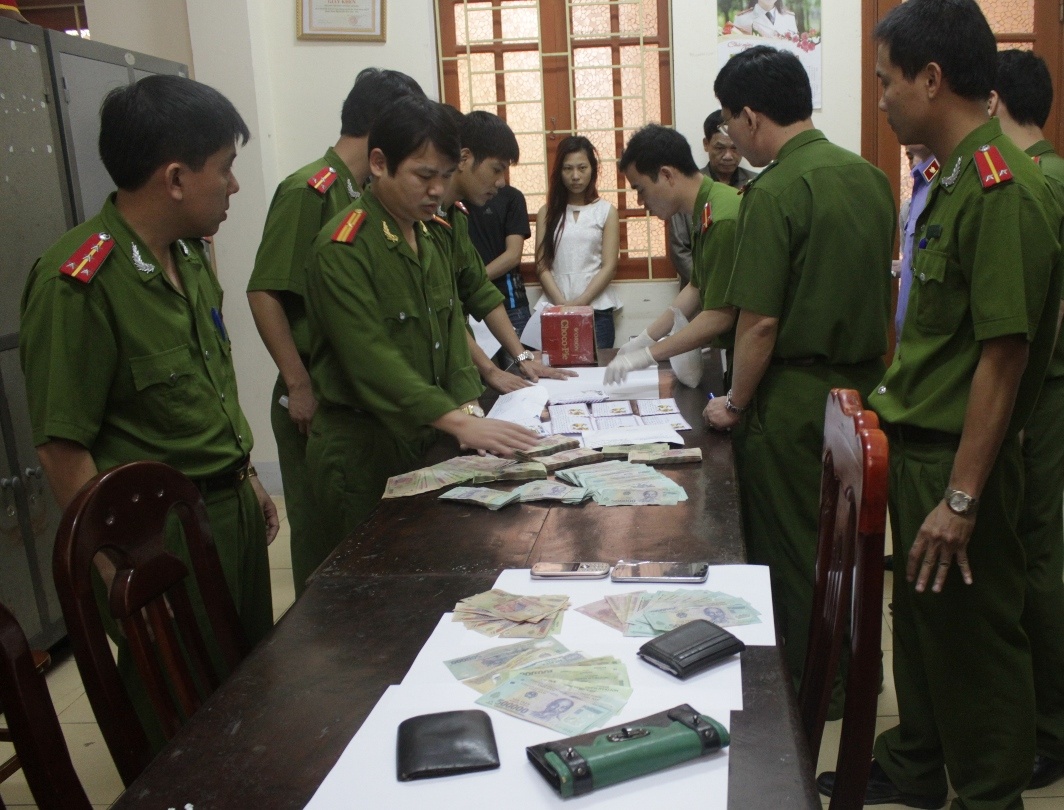 Cảnh sát kiểm tra tang vật và số ma túy đá thu được.