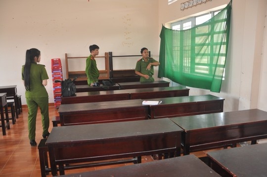 Nam sinh o mien Tay dot tu trong lop hoc hinh anh