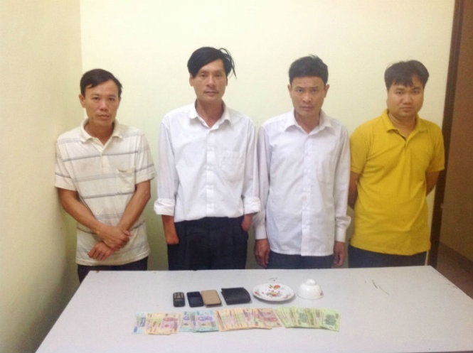 Bat Dai bieu hoi dong nhan dan xa tham gia danh bac hinh anh