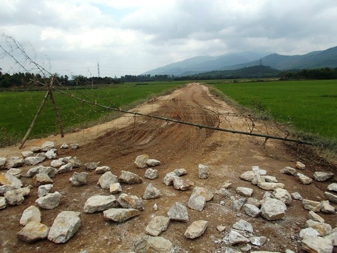 Dan chan duong xe tai cho dat gay o nhiem hinh anh