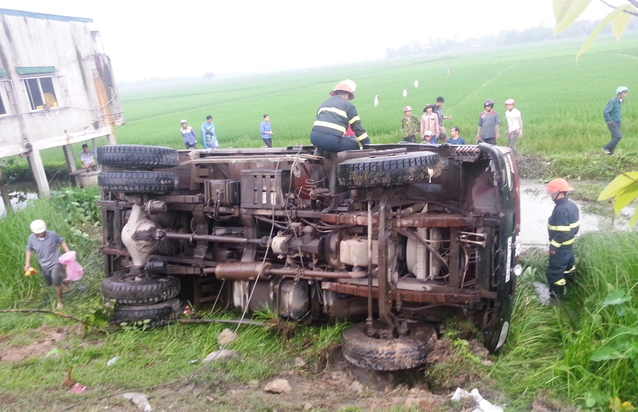 Xe ben lat nghieng, hang tan cat vui lap mot thanh nien hinh anh