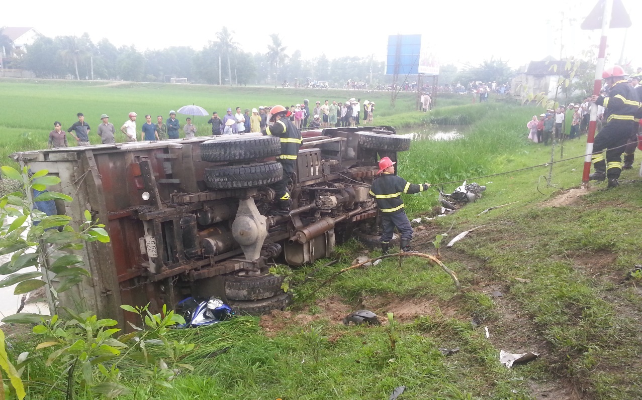 Hiện trường nơi nạn nhân Long bị xe ben lật nghiêng lấp cát phủ lên người.