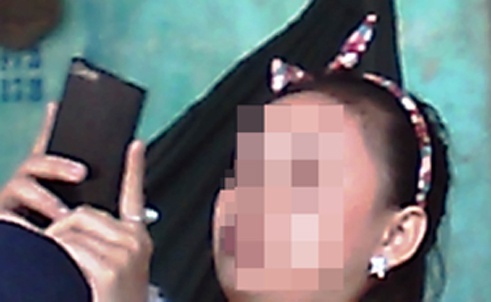 Một gái bán dâm tuổi teen chơi điện thoại lúc rảnh rỗi.