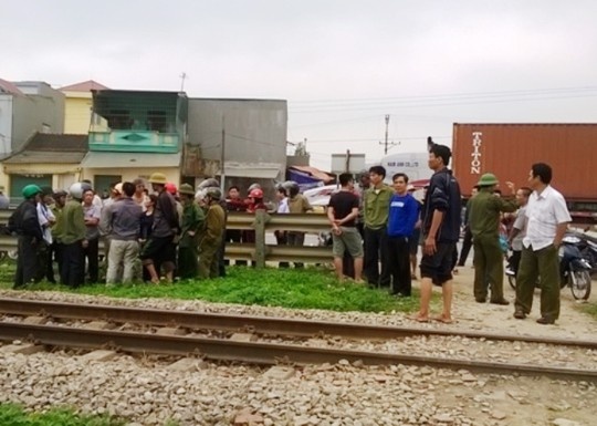 Xe chet may giua duong ray, thanh nien bi tau hoa tong chet hinh anh