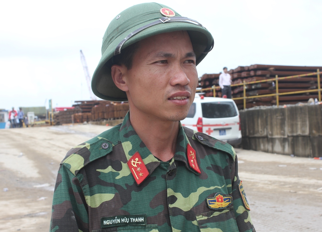 Công binh Nguyễn Hữu Thanh cho biết cứu hộ từ 3 giờ sáng tới giờ chưa nghỉ ngơi. Ảnh Phạm Hòa