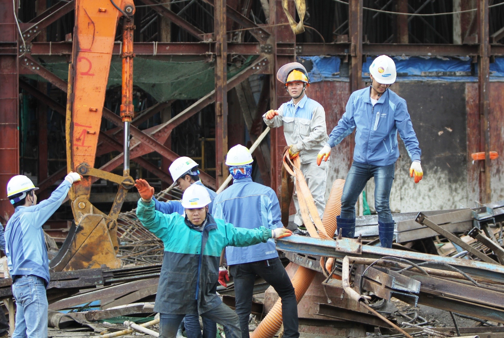 Lực lượng cứu hộ vẫn đang tích cực tìm trong đống đổ nát với hi vọng tìm thêm được nạn nhân. Ảnh chụp lúc 12h trưa 26/3. Ảnh Phạm Hòa