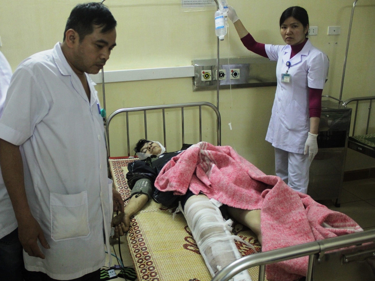 Anh Phan Anh Dũng đang điều trị tại Khoa chấn thương của Bệnh viện đa khoa Hà Tĩnh kể lại giây phút kinh hoàng khi giàn giáo sập.