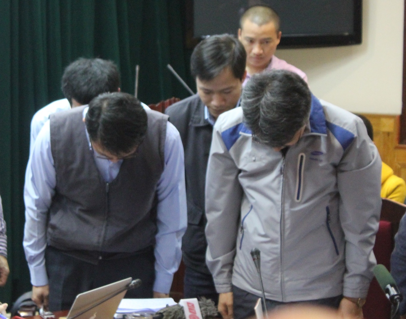 Đại diện công ty Formosa Hà Tĩnh và công ty Sam sung C&T cúi đầu nhận xin lỗi trong buổi họp báo.