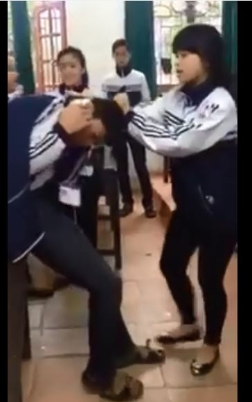 Trong clip, nữ sinh liên tiếp tát vào mặt nam sinh. 