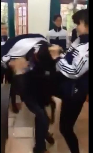 Cảnh nữ sinh D. lên gối với nam sinh Th. trong clip. Ảnh cắt từ clip