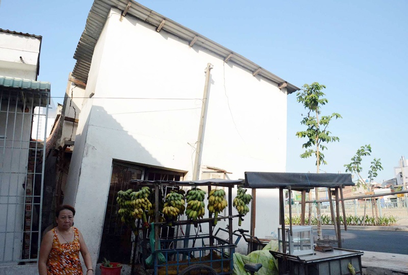 Nha sieu mong, 'thap nghieng' ben dong kenh dang hoi sinh hinh anh