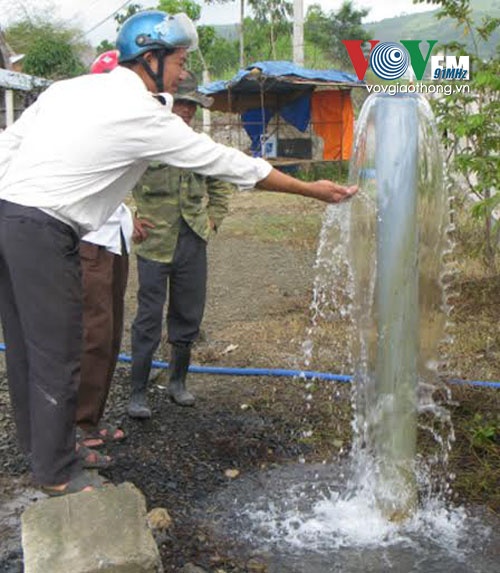 Giếng nước tự phun trào nhà ông Đức có thể cung cấp nước sinh hoạt và sản xuất cho khoảng 100 hộ gia đình.