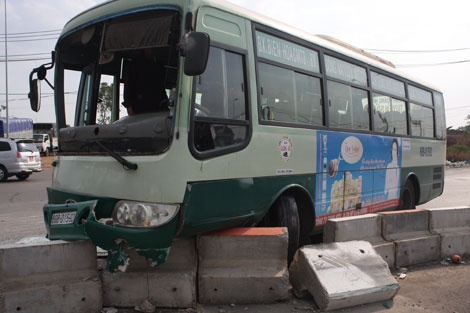 Chiếc xe buýt được cho chạy ẩu gây tai nạn.