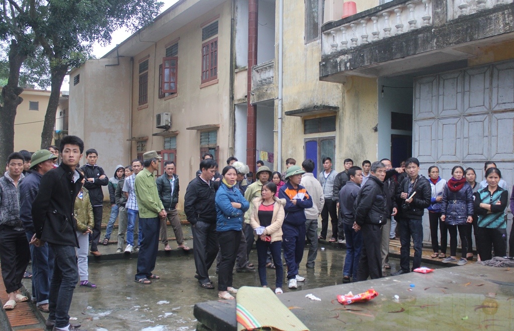 Trước đó, bức xúc trước việc để mẹ con sản phụ Vân tử vong, gia đình đã bao vậy bệnh viện.