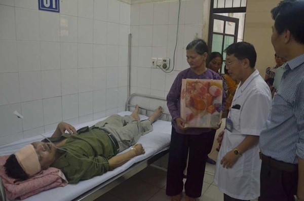 Loi ke nan nhan xe khach dam nhau tham khoc hinh anh