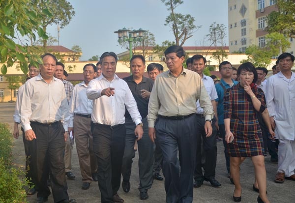 Lãnh đạo UBND TP Hà Nội vào thăm các nạn nhân vụ tai nạn. 