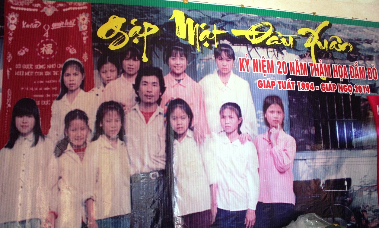 Anh Vinh chụp ảnh cùng 11 học sinh mà anh cứu sống . Ảnh chụp năm 1994, được làm lại năm 2014.