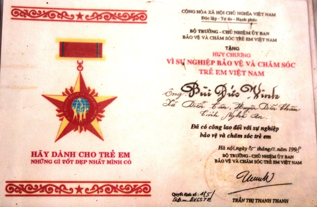 Sau khi cứu được 11 học sinh thoát khỏi lưỡi hái tử thần, anh Vinh nhận được nhiều, huy chương, bắng, giấy khen của Trung ương, tỉnh, huyện