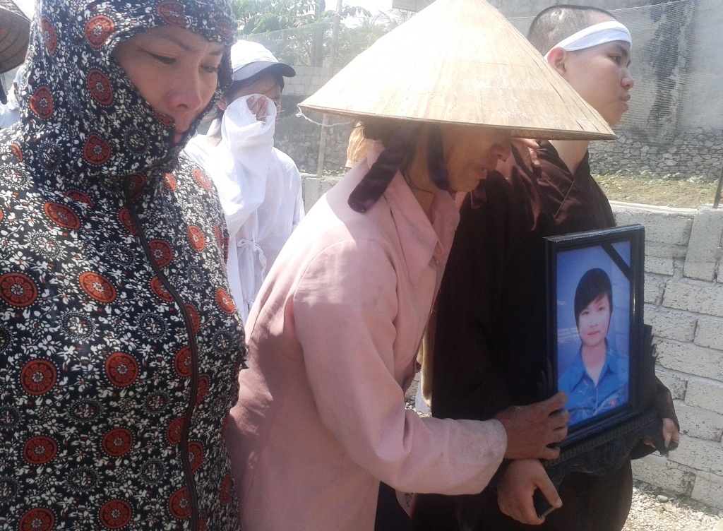 Người thân đau đớn khi mang di ảnh của Duyên về nhà lập bàn thờ.