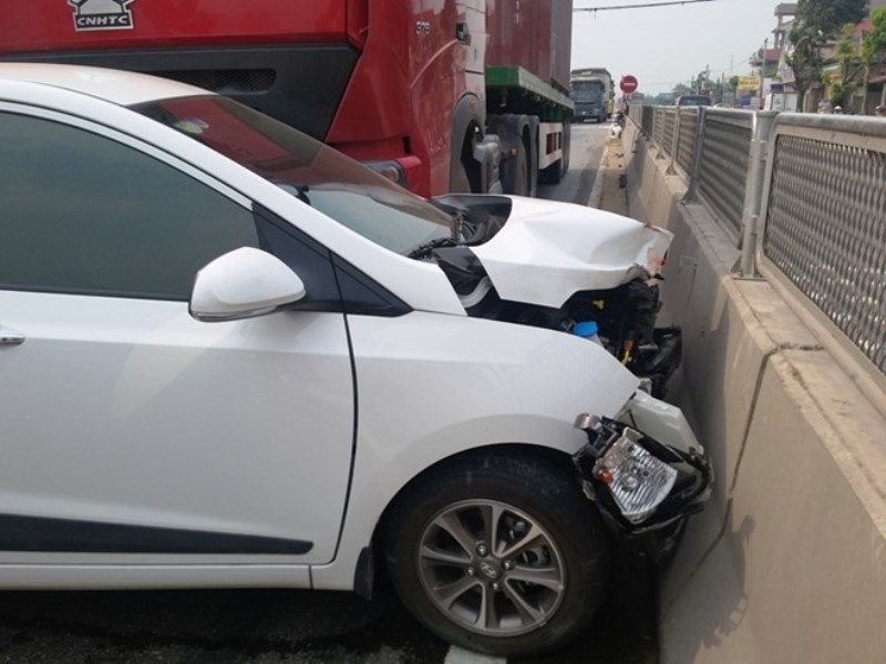 5 nguoi tren oto 4 cho la het khi bi tong xa 30 met hinh anh