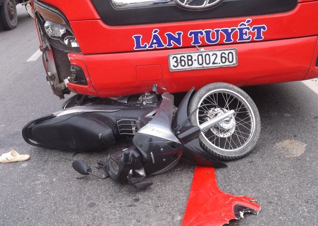 Thai phu sap sinh bi xe khach tong vang xuong duong hinh anh