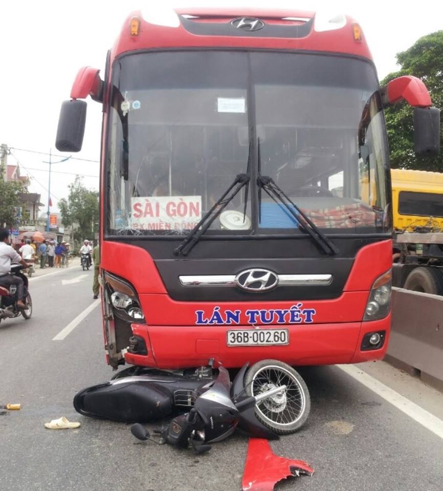 Hiện trường vụ tai nạn xe máy chui gầm xe khách. Ảnh: Phạm Hòa.